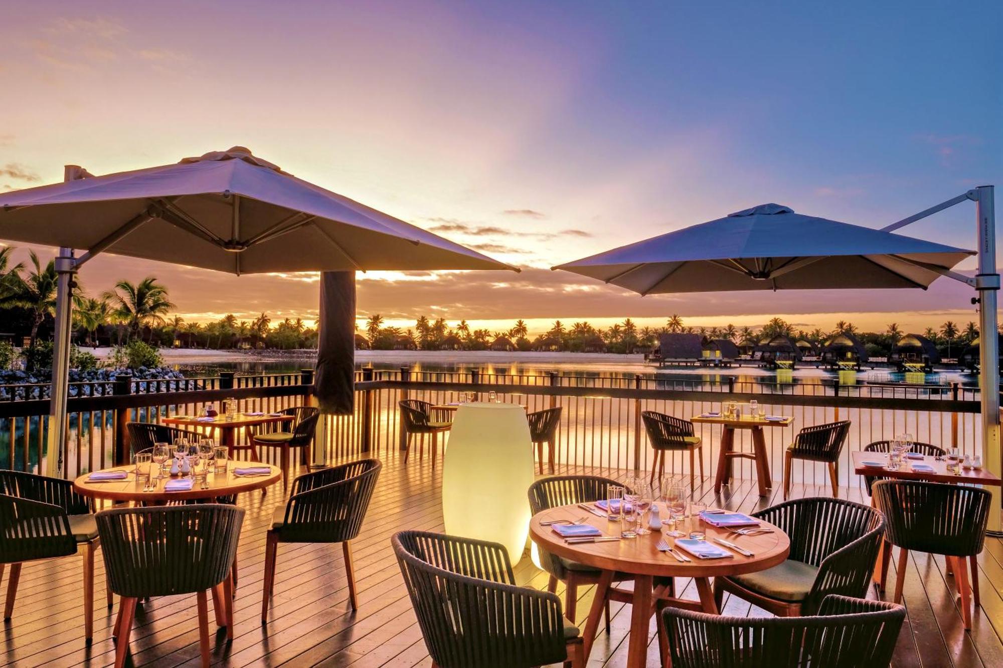 Fiji Marriott Resort Momi Bay Bagian luar foto Sunset at the Deck