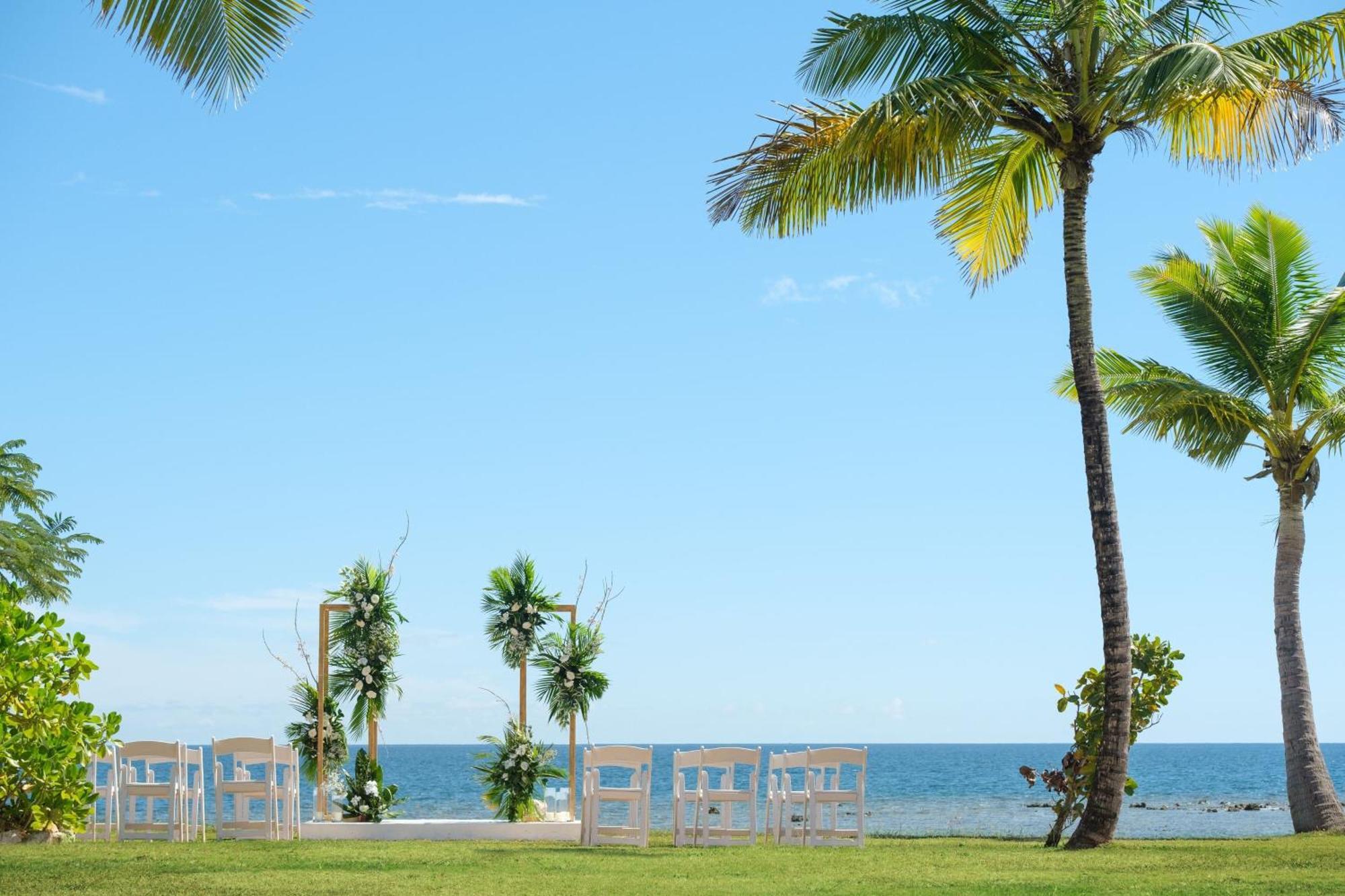 Fiji Marriott Resort Momi Bay Bagian luar foto A beach wedding in Fiji