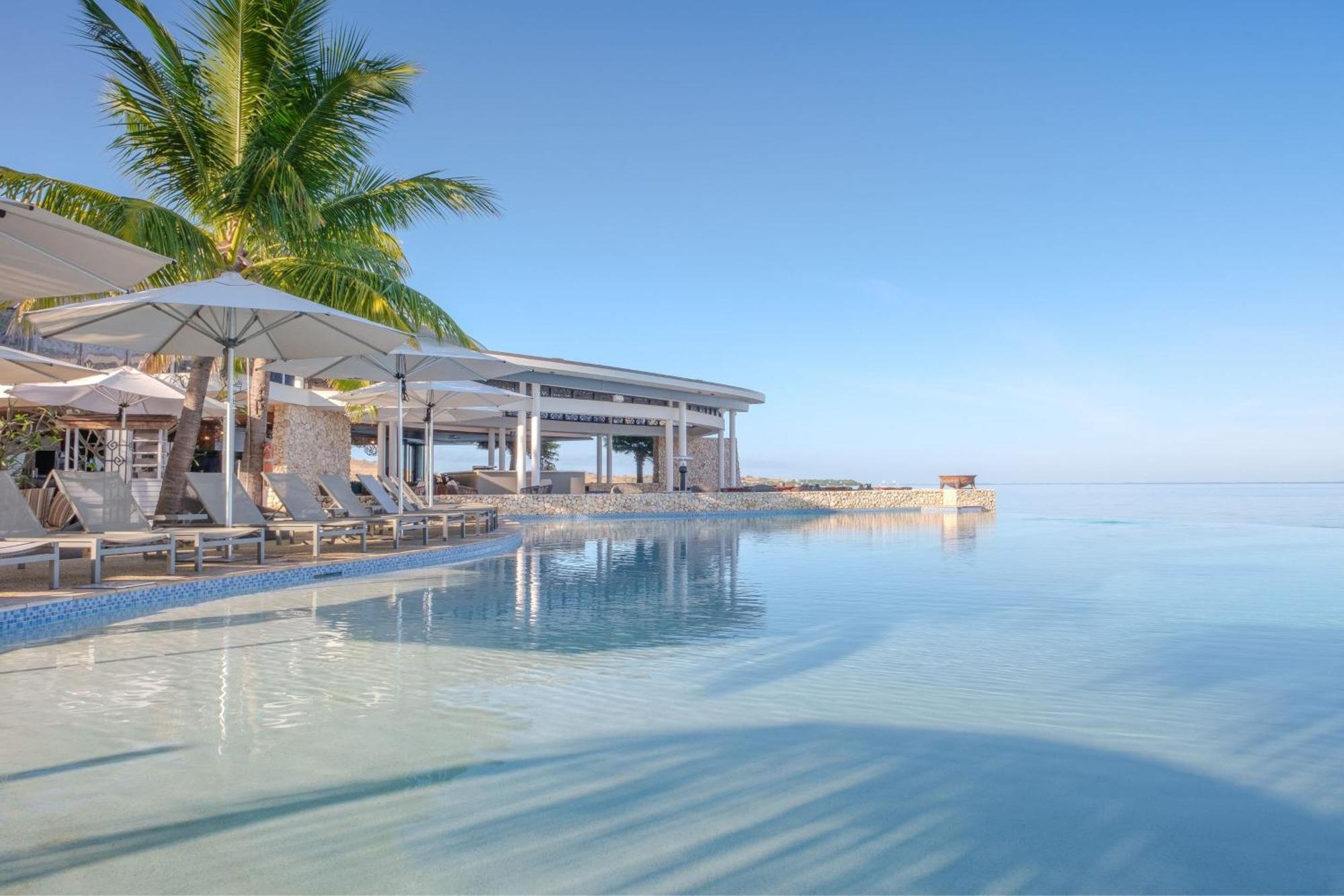 Fiji Marriott Resort Momi Bay Bagian luar foto Infinity pool at the resort