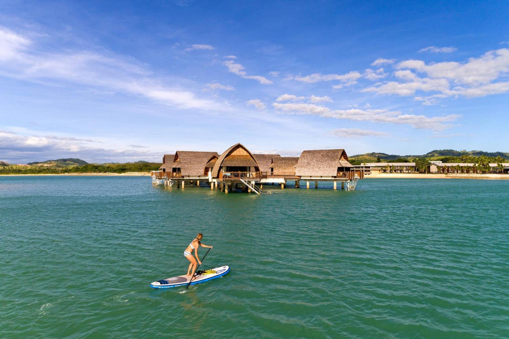 Fiji Marriott Resort Momi Bay Bagian luar foto The resort's overwater bungalows