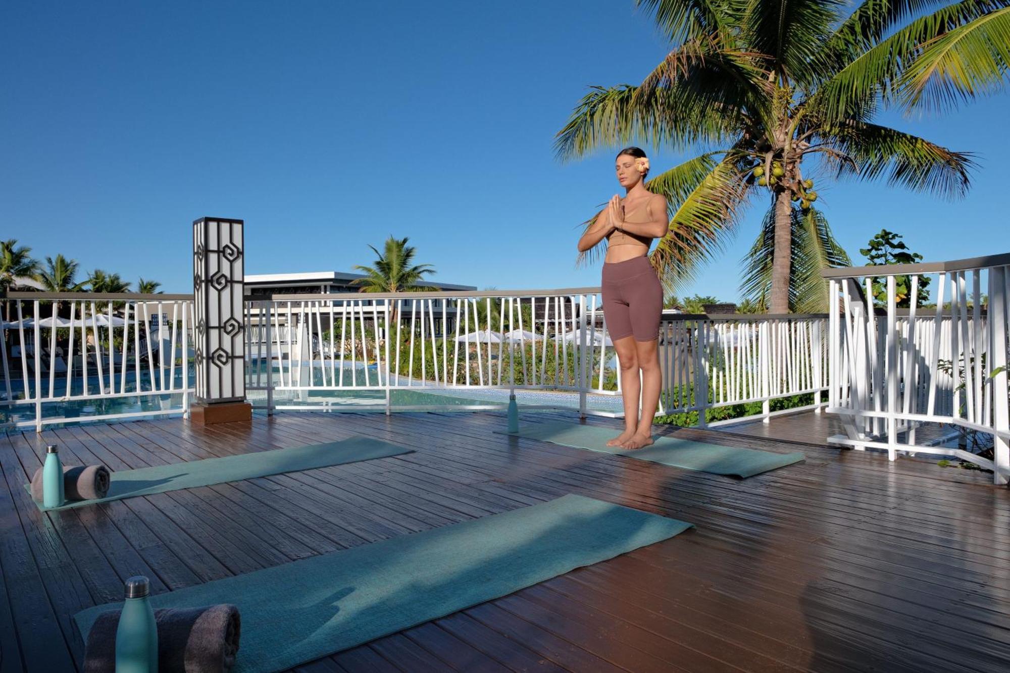 Fiji Marriott Resort Momi Bay Bagian luar foto A man practicing yoga at a resort in Fiji