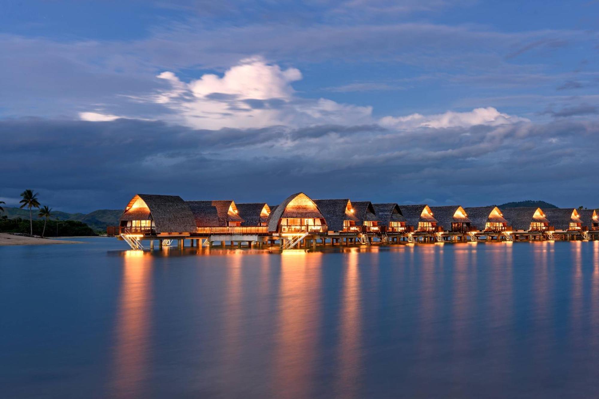 Fiji Marriott Resort Momi Bay Bagian luar foto Overwater bungalows at the resort
