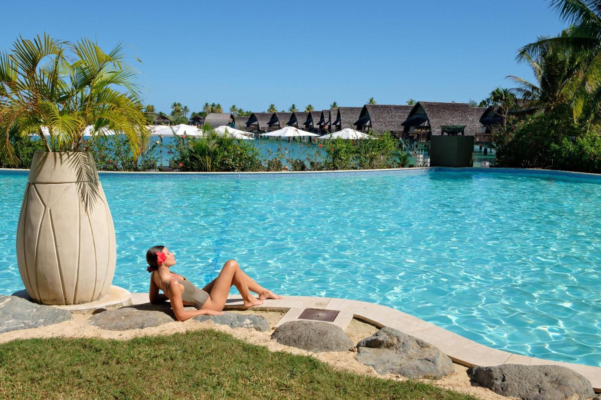 Fiji Marriott Resort Momi Bay Bagian luar foto A woman sunbathing at a resort in Fiji