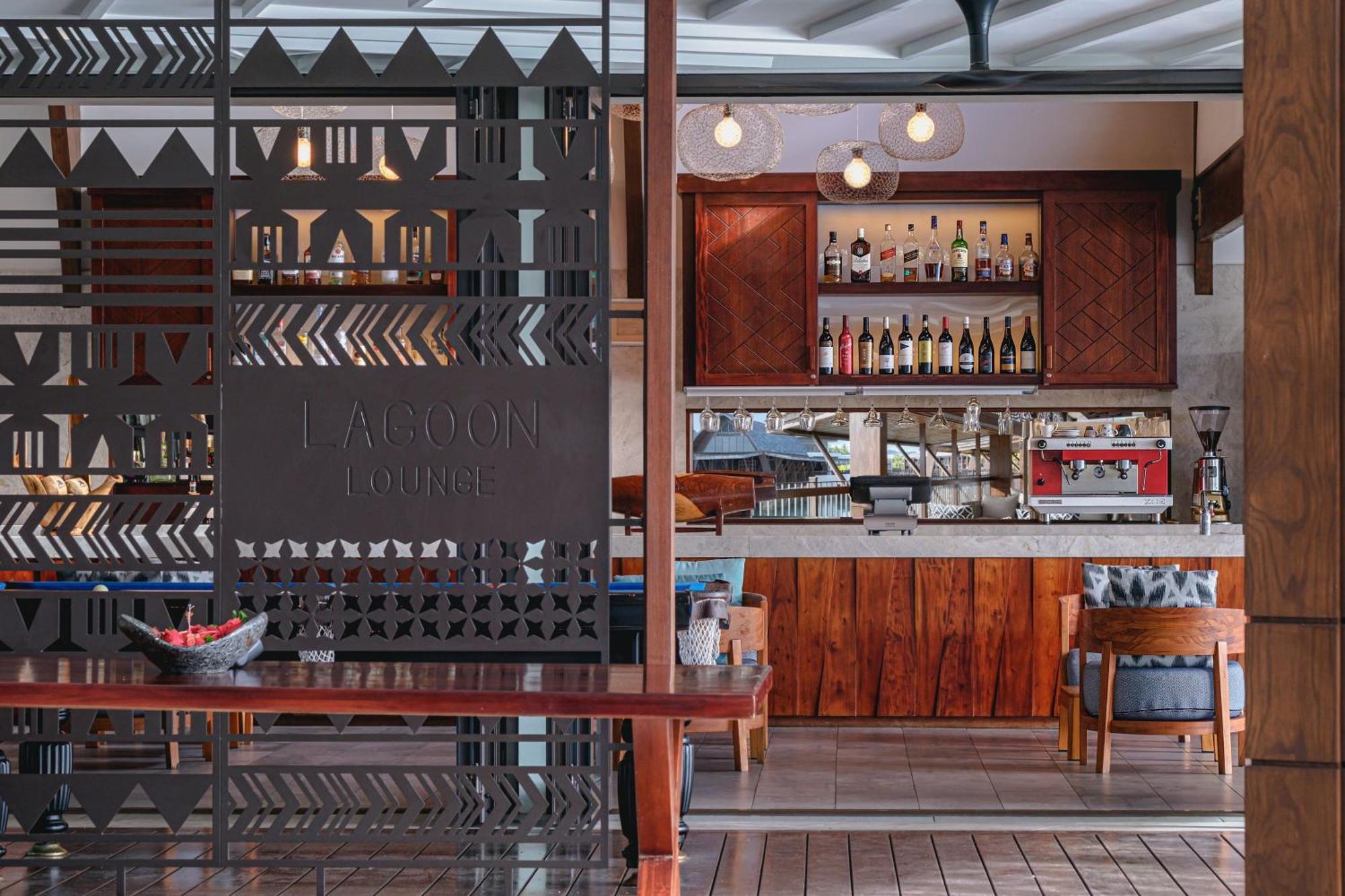 Fiji Marriott Resort Momi Bay Bagian luar foto The bar at the restaurant