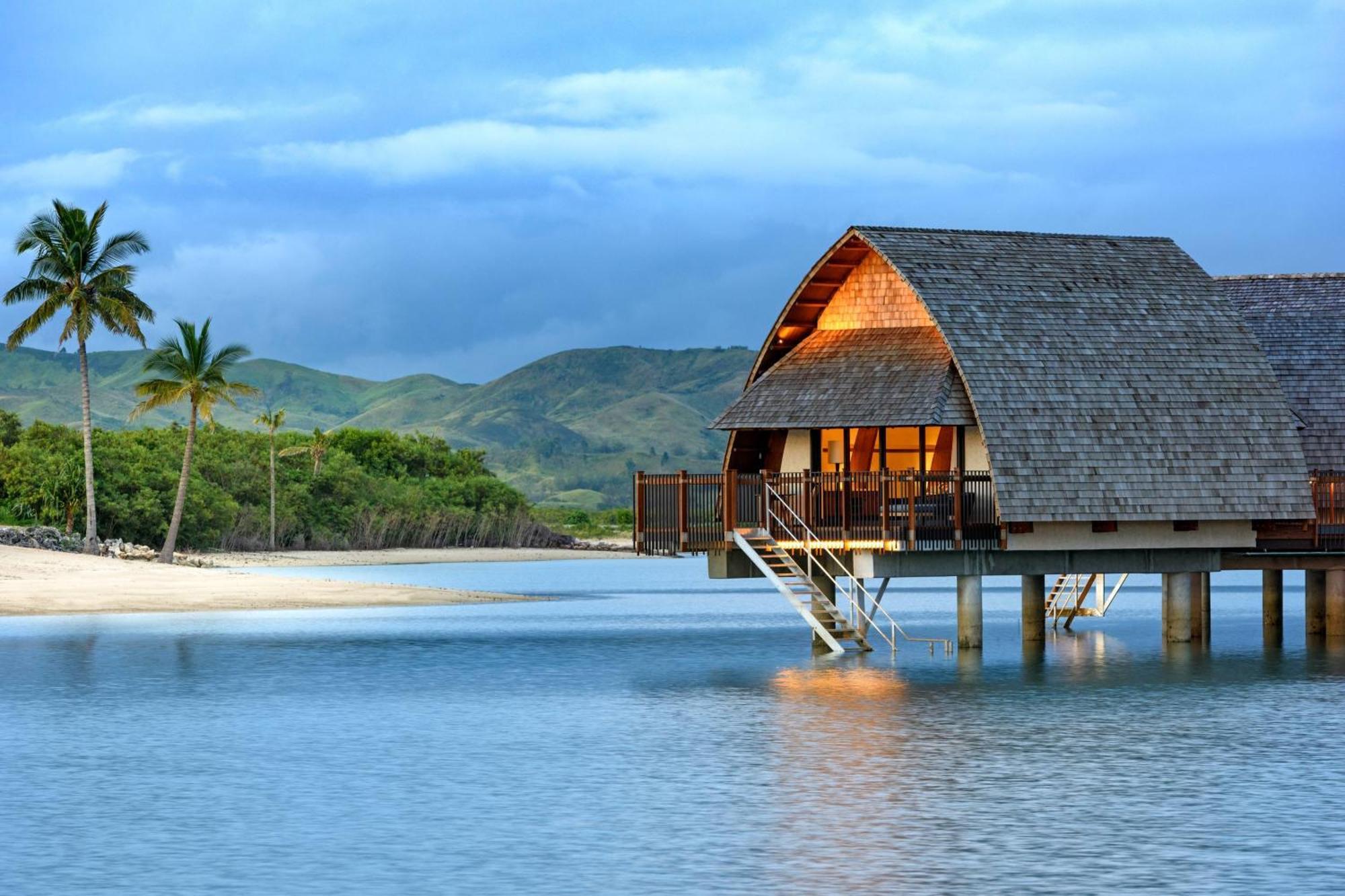 Fiji Marriott Resort Momi Bay Bagian luar foto Overwater bungalow at the resort