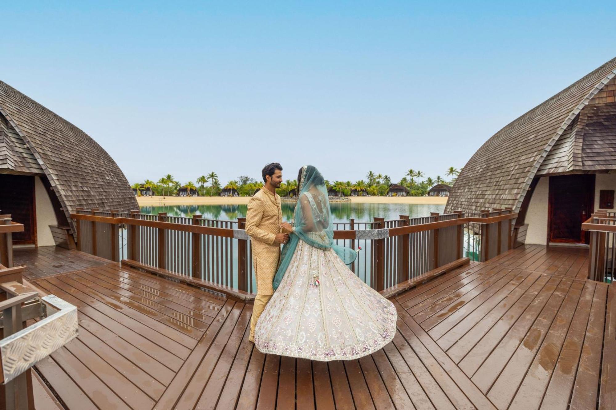 Fiji Marriott Resort Momi Bay Bagian luar foto A couple at the Oberoi Beach Resort, Dubai