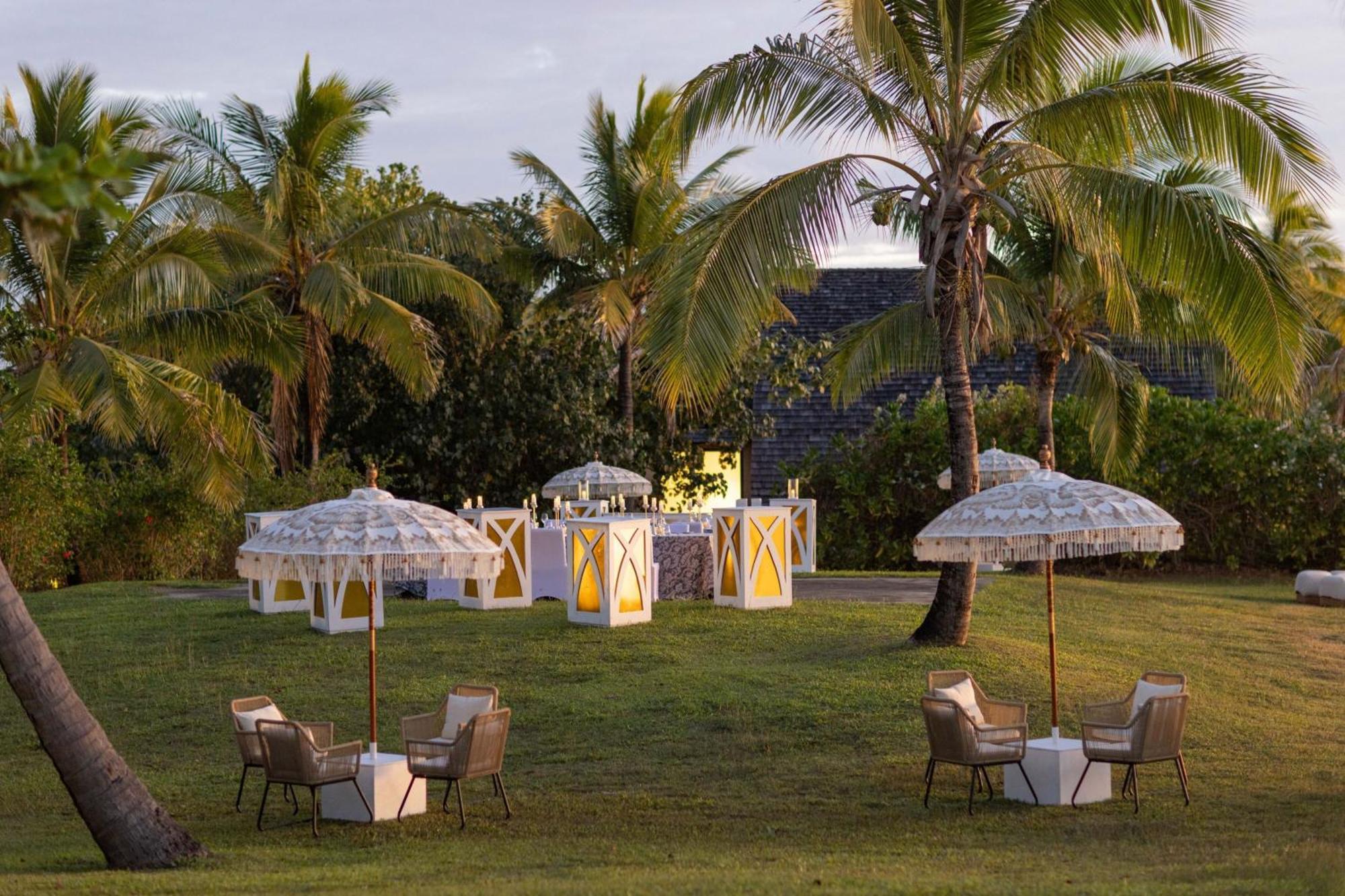 Fiji Marriott Resort Momi Bay Bagian luar foto The lawn at the Four Seasons Resort