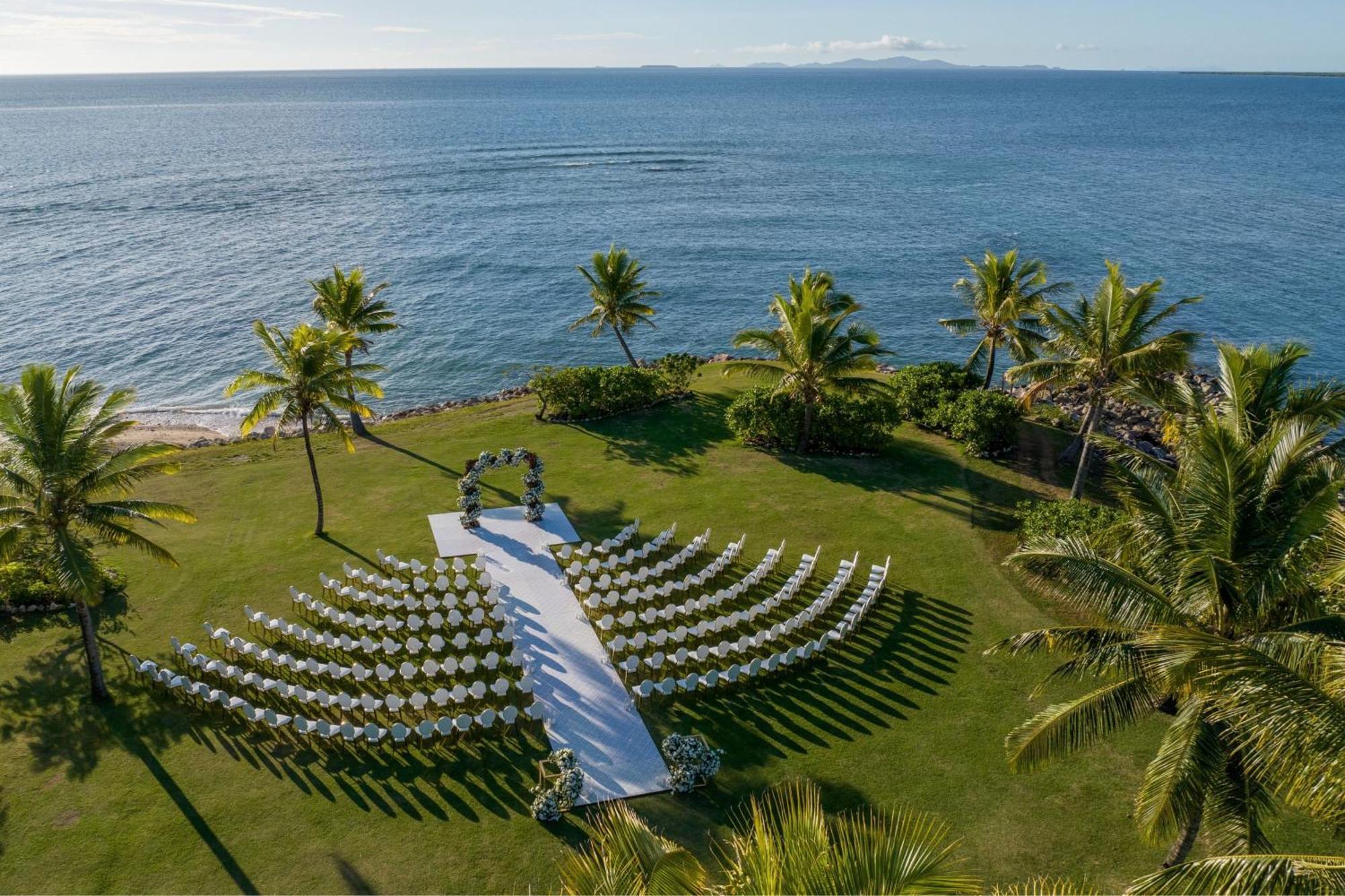 Fiji Marriott Resort Momi Bay Bagian luar foto The Beachfront Lawn at Four Seasons Resort Maui