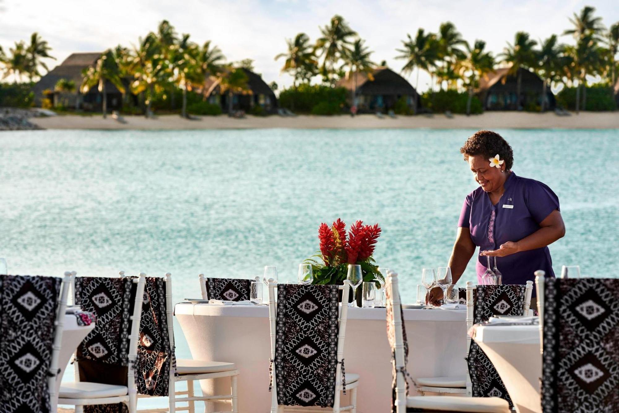 Fiji Marriott Resort Momi Bay Bagian luar foto A restaurant at the resort