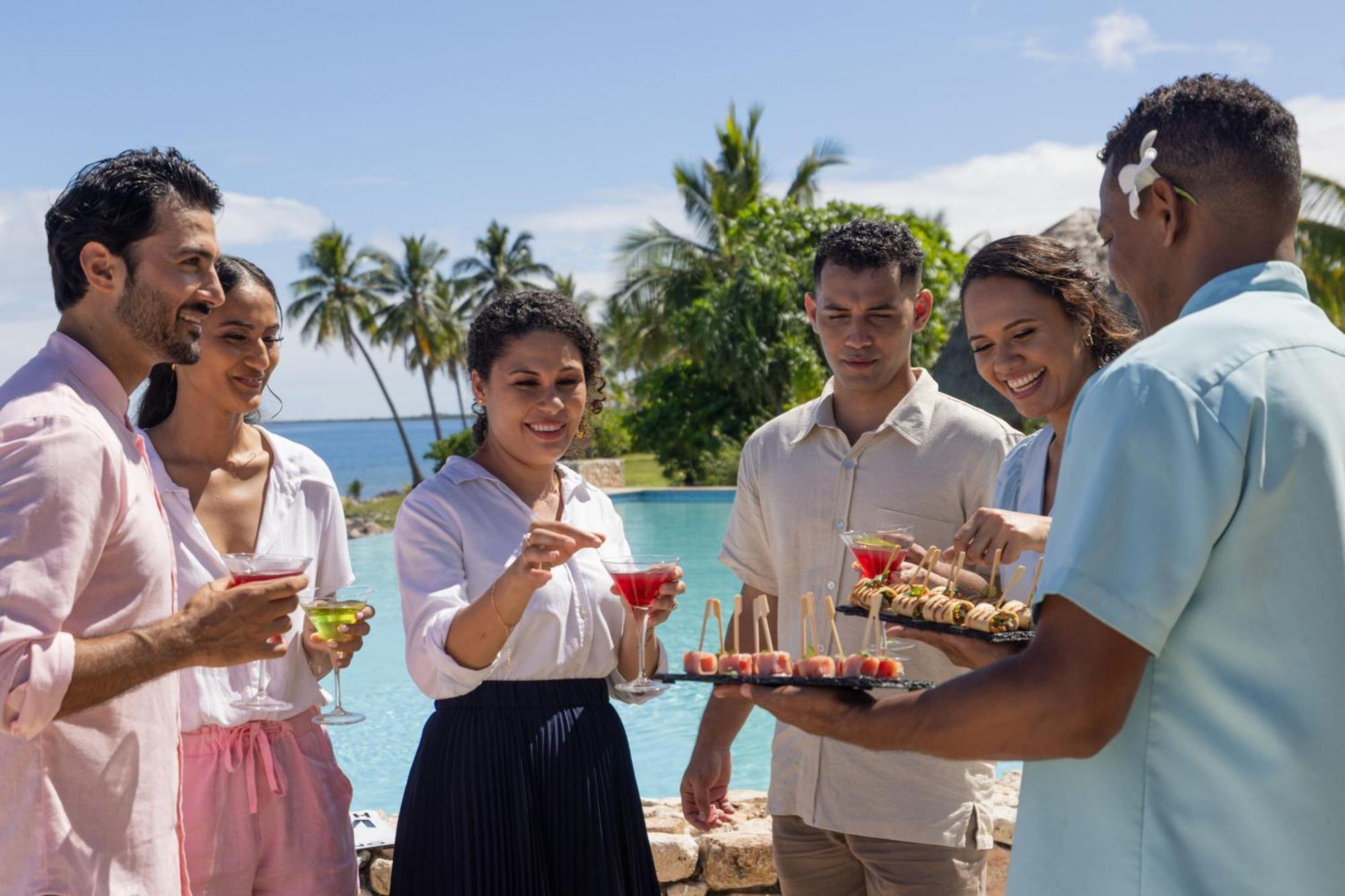 Fiji Marriott Resort Momi Bay Bagian luar foto The resort's staff