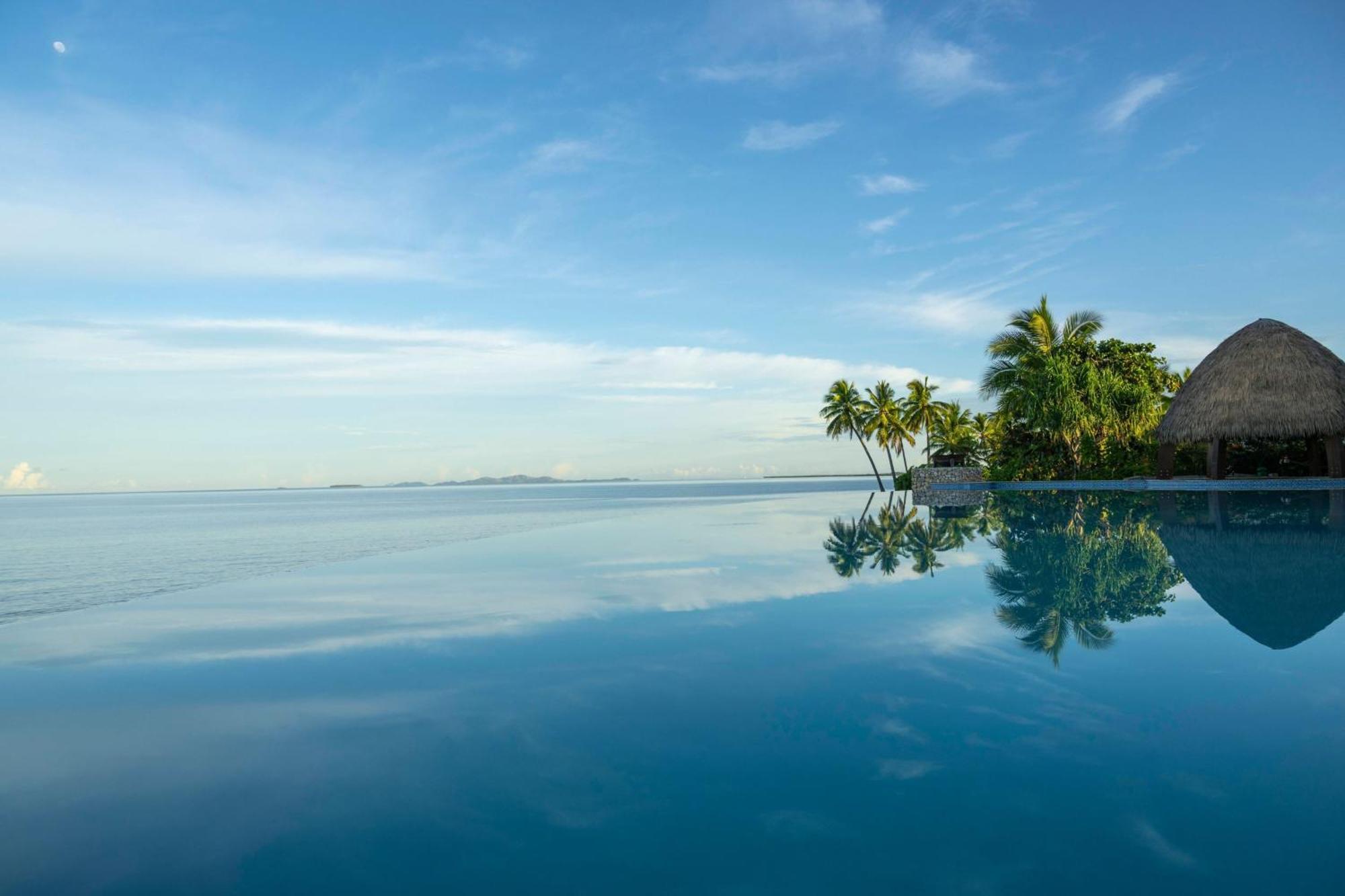Fiji Marriott Resort Momi Bay Bagian luar foto Infinity pool at the resort