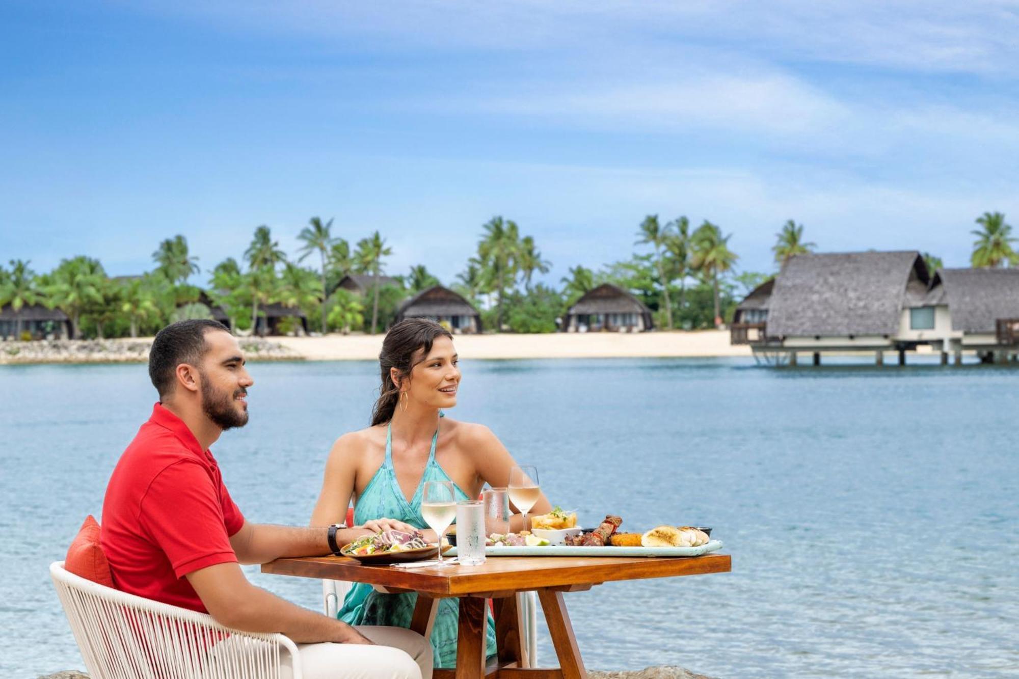 Fiji Marriott Resort Momi Bay Bagian luar foto A couple at the beach