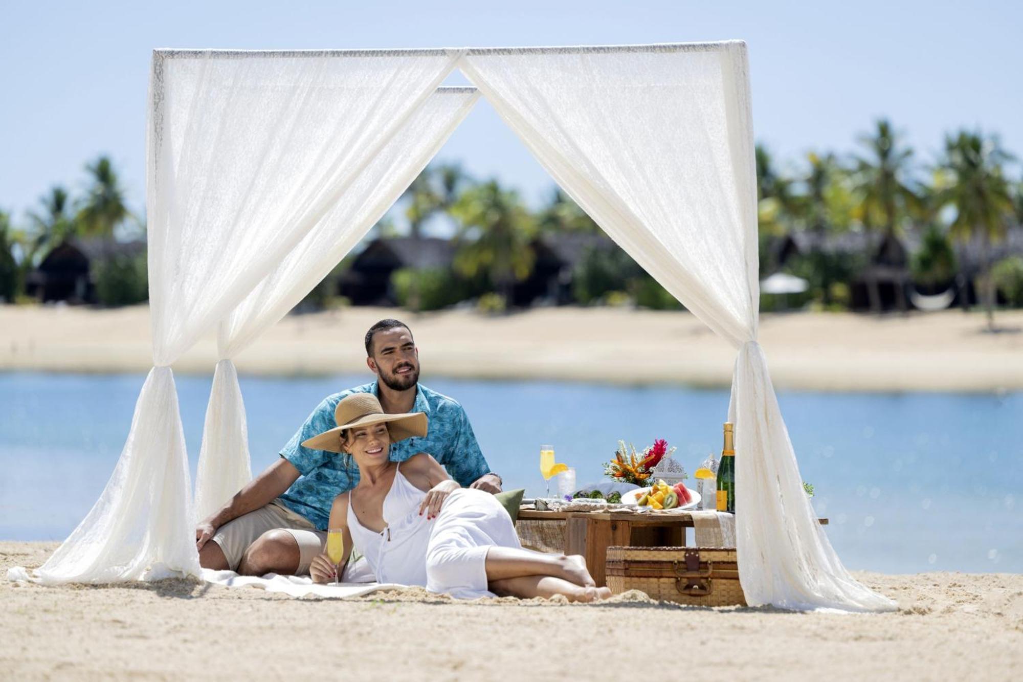 Fiji Marriott Resort Momi Bay Bagian luar foto A couple on a picnic